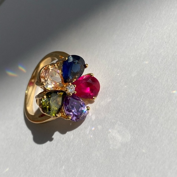 STUNNING multicolor crystal flower ring gold tone size 7 - Picture 5 of 6